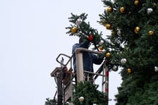 Choinka na Rynku w budowie 18 listopada 2025 roku