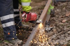 Prace przy naprawie szyn na ul. Legnickiej, 20.11.2025