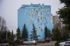 <p>Mural przy ul. Krakowskiej 25/27 projektu Andrzeja Tylkowskiego z okazji 20-lecia Dnia Życzliwości</p>