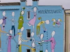 <p>Mural przy ul. Krakowskiej 25/27 projektu Andrzeja Tylkowskiego z okazji 20-lecia Dnia Życzliwości</p>
