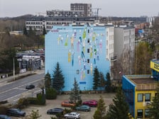 <p>Mural przy ul. Krakowskiej 25/27 projektu Andrzeja Tylkowskiego z okazji 20-lecia Dnia Życzliwości</p>