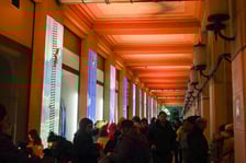 <p>Mini koncert z mappingiem pod Arkadami na Świdnickiej. Były gesty życzliwości, muzyka, mapping</p>