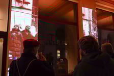 <p>Mini koncert z mappingiem pod Arkadami na Świdnickiej. Były gesty życzliwości, muzyka, mapping</p>