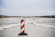 Budowa na wrocławskim lotnisku - powstaje tu m.in droga szybkiego zjazdu, nowa płyta postojowa, płyta do odladzania, droga kołowania o długości 2,5 kilometra