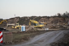 Budowa na wrocławskim lotnisku - powstaje tu m.in droga szybkiego zjazdu, nowa płyta postojowa, płyta do odladzania, droga kołowania o długości 2,5 kilometra