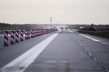 Budowa na wrocławskim lotnisku - powstaje tu m.in droga szybkiego zjazdu, nowa płyta postojowa, płyta do odladzania, droga kołowania o długości 2,5 kilometra