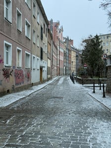 <p>Śnieg pokrył ulice Wrocławia, a IMGW wydał ostrzeżenia o marznących opadach - 24 listopada</p>