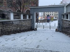 <p>Śnieg pokrył ulice Wrocławia, a IMGW wydał ostrzeżenia o marznących opadach - 24 listopada</p>