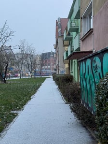 <p>Śnieg pokrył ulice Wrocławia, a IMGW wydał ostrzeżenia o marznących opadach - 24 listopada</p>