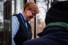 <p>Dzień Motorniczego. Wrocław, 25.11.2025. Pracownik&oacute;w MPK Wrocław odwiedził na pętli prezydent miasta Jacek Sutryk.</p>