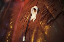 <p>Biała Wstążka to symbol sprzeciwu wobec przemocy względem kobiet. We wtorek 25 listopada wolontariusze, policjanci i pracownicy MOPS wręczali białe wstążki przechodniom na ul. Oławskiej. Rozdawali także informatory z przydatnymi telefonami.</p>