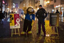 <p>Biała Wstążka to symbol sprzeciwu wobec przemocy względem kobiet. We wtorek 25 listopada wolontariusze, policjanci i pracownicy MOPS wręczali białe wstążki przechodniom na ul. Oławskiej. Rozdawali także informatory z przydatnymi telefonami.</p>