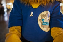 <p>Biała Wstążka to symbol sprzeciwu wobec przemocy względem kobiet. We wtorek 25 listopada wolontariusze, policjanci i pracownicy MOPS wręczali białe wstążki przechodniom na ul. Oławskiej. Rozdawali także informatory z przydatnymi telefonami.</p>