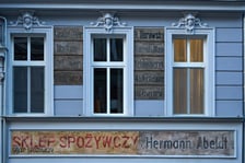 Kamienica wspólnotowa Cybulskiego 19 w listopadzie 2025