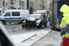 Akcja służb po wypadku na skrzyżowaniu Hallera z Gajowicką