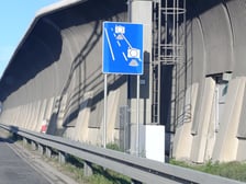 Znak informujący o odcinkowym pomiarze prędkości na AOW