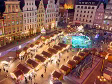 <p>Zachodnia pierzeja Rynku we Wrocławiu</p>