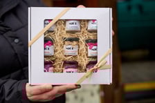 <p>Pudełko degustacyjne miod&oacute;w będzie dostkonałym prezentem pod choinkę</p>