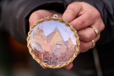 <p>Bombka dla konesera Wrocławia - medalionzdobiony techniką decoupage</p>