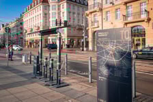 Stacja ładowania przy ulicy Piłsudskiego w sąsiedztwie kolejowego dworca głównego