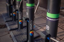 Stacja ładowania przy ulicy Piłsudskiego w sąsiedztwie kolejowego dworca głównego