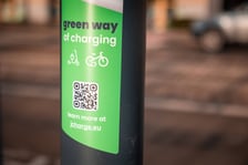 Stacja ładowania przy ulicy Piłsudskiego w sąsiedztwie kolejowego dworca głównego