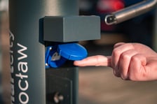 Stacja ładowania przy ulicy Piłsudskiego w sąsiedztwie kolejowego dworca głównego