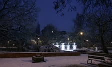 <p>Rozświetlona fontanna w Parku Węgrzynowskiego</p>