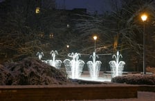<p>Rozświetlona fontanna w Parku Węgrzynowskiego</p>