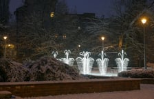 <p>Rozświetlona fontanna w Parku Węgrzynowskiego</p>