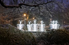 <p>Rozświetlona fontanna w Parku Węgrzynowskiego</p>