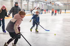 Andrzejki na lodowisku przy ul. Spiskiej we Wrocławiu