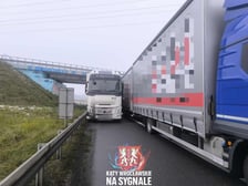 Zderzenie czterech samochodów ciężarowych na A8 - Autostradowej Obwodnicy Wrocławia