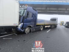 Zderzenie czterech samochodów ciężarowych na A8 - Autostradowej Obwodnicy Wrocławia