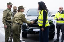 Anna Żabska, wojewoda dolnośląska przekazała na wrocławskim lotnisku nowe samochody dla straży granicznej.