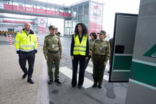 Anna Żabska, wojewoda dolnośląska przekazała na wrocławskim lotnisku nowe samochody dla straży granicznej.