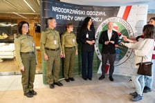 Anna Żabska, wojewoda dolnośląska przekazała na wrocławskim lotnisku nowe samochody dla straży granicznej.