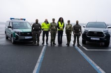 Anna Żabska, wojewoda dolnośląska przekazała na wrocławskim lotnisku nowe samochody dla straży granicznej.