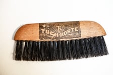 <p>Szczotka - gadżet reklamowy firmy produkującej tekstylia</p>