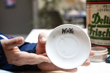 <p>Talerzyk pod filiżankę ze szpitala Wenzel - Hancke. W jego budynku funkcjonuje dziś Uniwersytet Ekonomiczny</p>