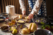 <p>Kamila Kokot i Tomasz Sielicki przygotowują świąteczną kluskę makową. Zdjęcie wykonane podczas kręcenia filmu</p>