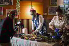 <p>Kamila Kokot i Tomasz Sielicki przygotowują świąteczną kluskę makową. Zdjęcie wykonane podczas kręcenia filmu</p>