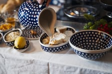 <p>Kamila Kokot i Tomasz Sielicki przygotowują świąteczną kluskę makową. Zdjęcie wykonane podczas kręcenia filmu</p>