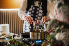 <p>Kamila Kokot i Tomasz Sielicki przygotowują świąteczną kluskę makową. Zdjęcie wykonane podczas kręcenia filmu</p>