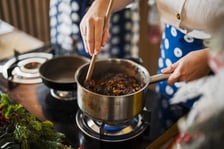 <p>Kamila Kokot i Tomasz Sielicki przygotowują świąteczną kluskę makową. Zdjęcie wykonane podczas kręcenia filmu</p>