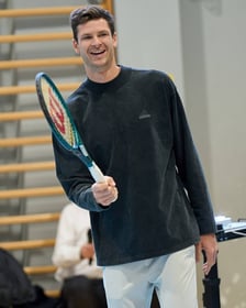 <p>Hubert Hurkacz odwiedził dawną szkołę na Januszowickiej we Wrocławiu i spotkał się z uczaniami</p>