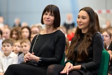 <p>Hubert Hurkacz odwiedził dawną szkołę na Januszowickiej we Wrocławiu i spotkał się z uczaniami</p>