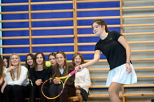 <p>Hubert Hurkacz odwiedził dawną szkołę na Januszowickiej we Wrocławiu i spotkał się z uczaniami</p>