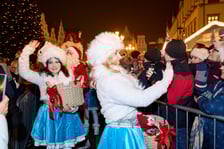 <p>Mikołajkowa parada na Wrocławskim Rynku</p>
