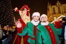 <p>Mikołajkowa parada na Wrocławskim Rynku</p>